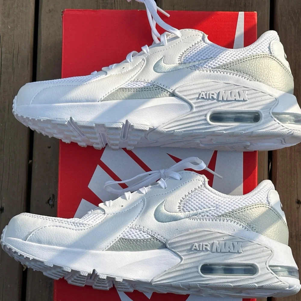Nike Air Max Excee Low Womens 11 Mens 9.5 All White Lifestyle Casual Sneaker NEW